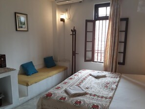 1 Schlafzimmer, individuell dekoriert, Schreibtisch
