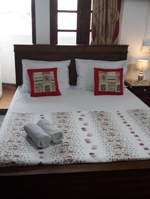 1 Schlafzimmer, individuell dekoriert, Schreibtisch
