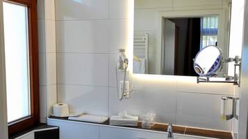 Standard-Doppelzimmer | Badezimmer | Dusche, kostenlose Toilettenartikel, Haartrockner, Handtücher
