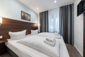 Kamar Twin Standar | Meja kerja, tirai kedap cahaya, kedap suara, dan setrika/meja setrika
