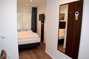 Kamar Single Standar | Meja kerja, tirai kedap cahaya, kedap suara, dan setrika/meja setrika