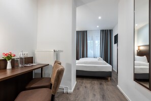 标准双床房 | 办公桌、遮光窗帘、隔音、熨斗/熨板