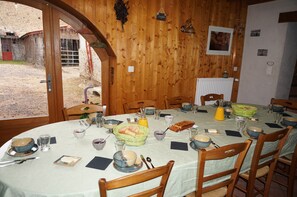 Sudah termasuk sarapan ala kontinental setiap hari