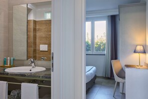 Shower, rainfall showerhead, designer toiletries, hair dryer - Golden Hotel & Apartments (Cecina)