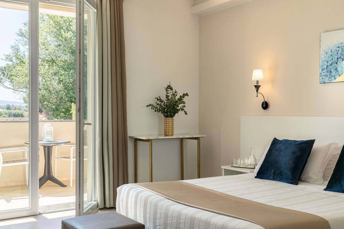 Studio Suite | Premium bedding, memory foam beds, in-room safe, desk
