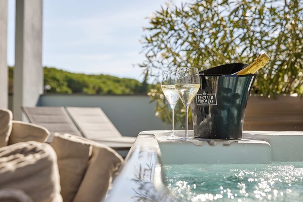 Tina de hidromasaje al aire libre