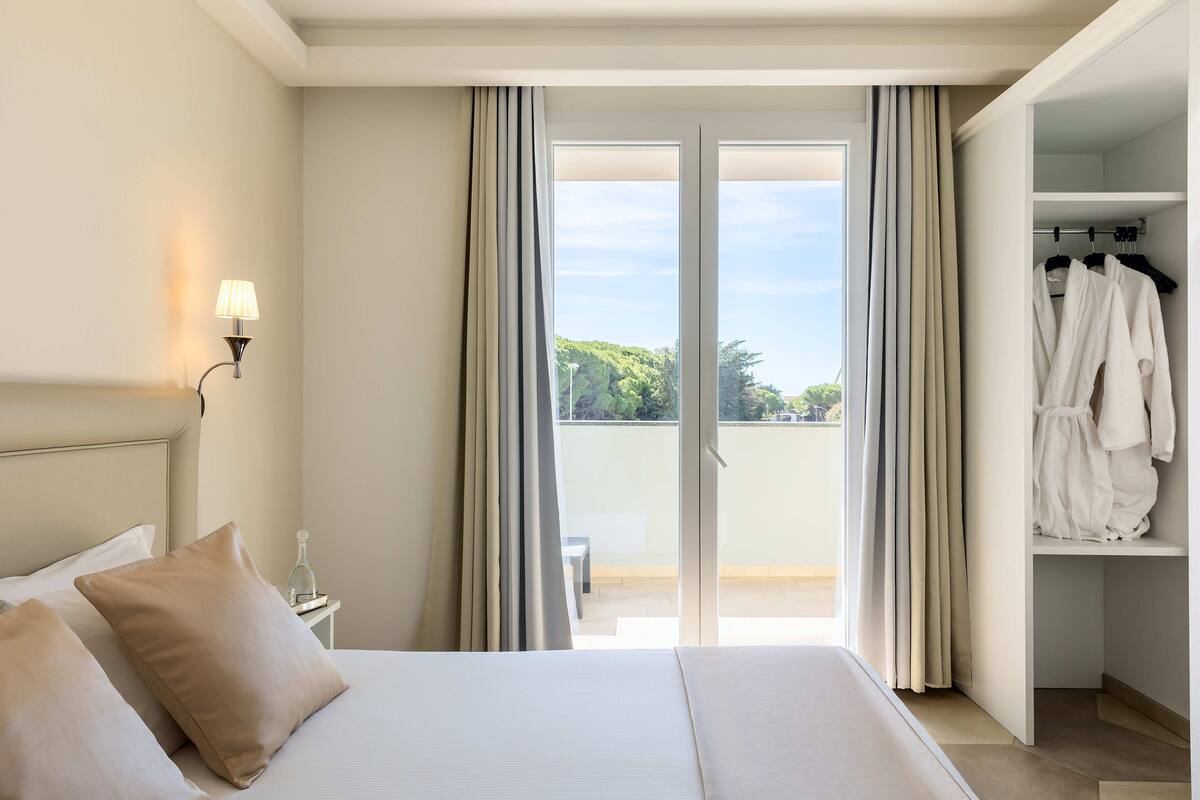Superior Suite, 2 Bedrooms, Jetted Tub | Premium bedding, memory foam beds, in-room safe, desk