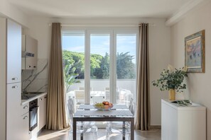 Suite superior, 2 habitaciones, hidromasaje | Área de sala de estar | Smart TV 