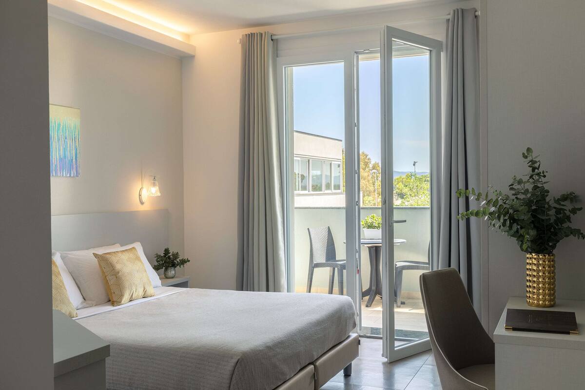 Comfort Room | Premium bedding, memory foam beds, in-room safe, desk