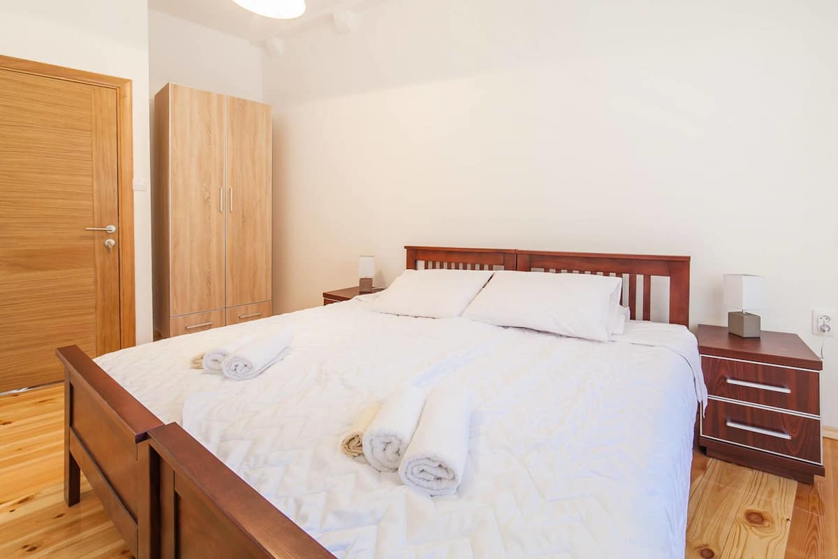 Apartamento standard, vista para a cidade | Roupas de cama premium, escrivaninha, quartos à prova de som