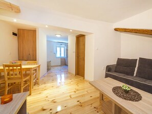 Comfort appartement, uitzicht op stad | Woonkamer | Een lcd-televisie