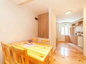 Comfort Apartment, City View | In-room dining