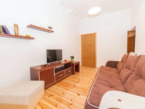 Standaard appartement, uitzicht op stad | Woonkamer | Een lcd-televisie
