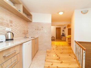 Comfort appartement, uitzicht op stad | Privékitchenette | Een koelkast, een magnetron, een kookplaat, een waterkoker