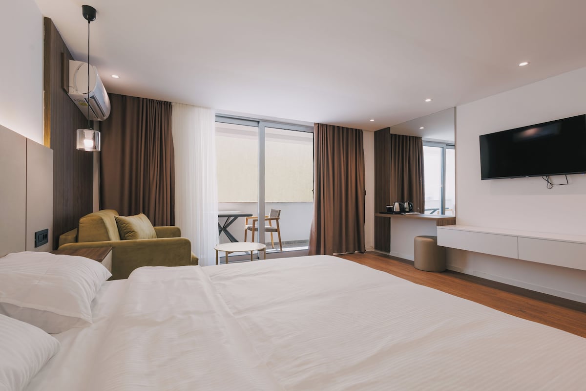 Deluxe Room | Premium bedding, desk, laptop workspace, soundproofing