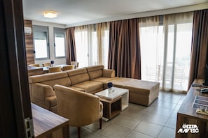 Suite – comfort, 2 soverom, balkong, sjøutsikt | Oppholdsområde | Flatskjerm-TV