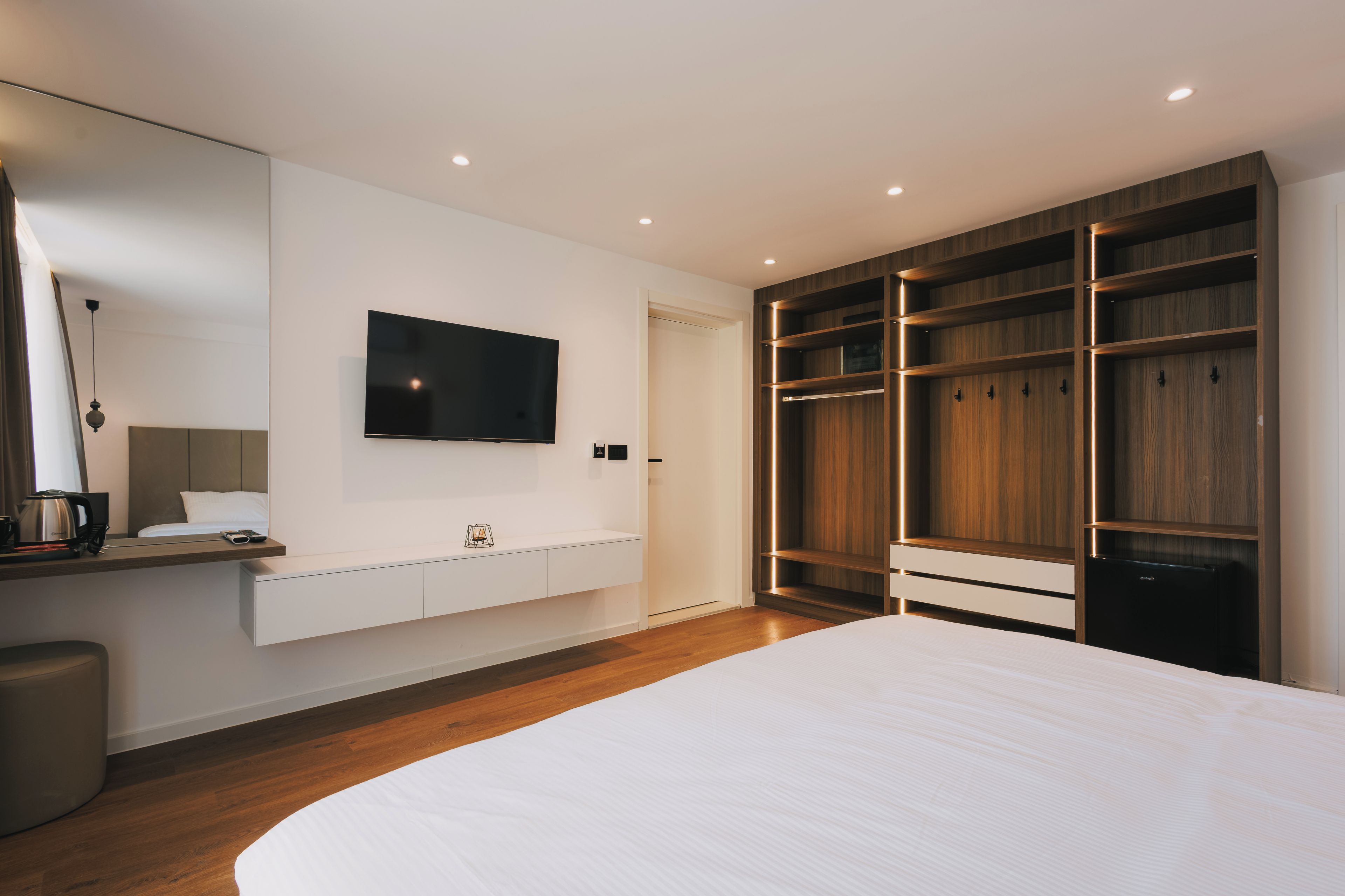 Deluxe tweepersoonskamer, balkon, gedeeltelijk uitzicht op zee | Luxe beddengoed, een bureau, een laptopwerkplek, geluiddichte muren