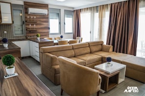 Suite – comfort, 2 soverom, balkong, sjøutsikt | Oppholdsområde | Flatskjerm-TV