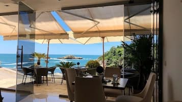 Bar auf der Dachterrasse, Blick auf den Strand, täglich geöffnet