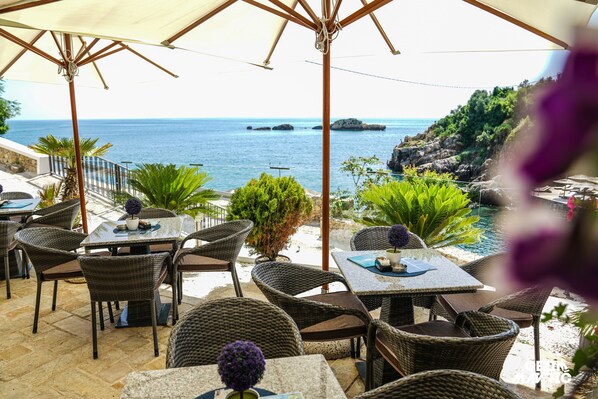 Terrace/patio - HOTEL MEDITERRANEO LIMAN free private beach for hotel guest (Ulcinj)