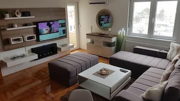 Comfort appartement, terras, uitzicht op strand | Woonkamer | Een smart-tv