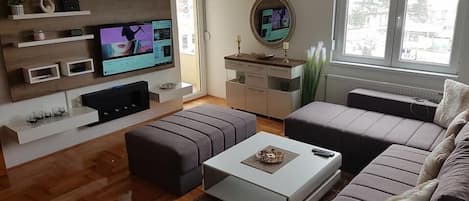 Departamento Confort, Terraza, vista a la playa | Sala de estar | Smart TV de 50 pulgadas con canales por cable y televisión