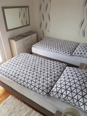 Comfort-Apartment, Terrasse, Strandblick | Allergikerbettwaren, Verdunkelungsvorhänge, Bügeleisen/Bügelbrett