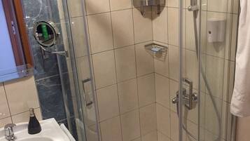 Comfort-Apartment, Terrasse, Strandblick | Badezimmer | Dusche, kostenlose Toilettenartikel, Haartrockner, Hausschuhe