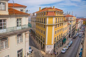 A yellow building with multiple balconies and a street in front. - Casual Belle Epoque Lisboa Hotel by Casual Hoteles (Lisbon)