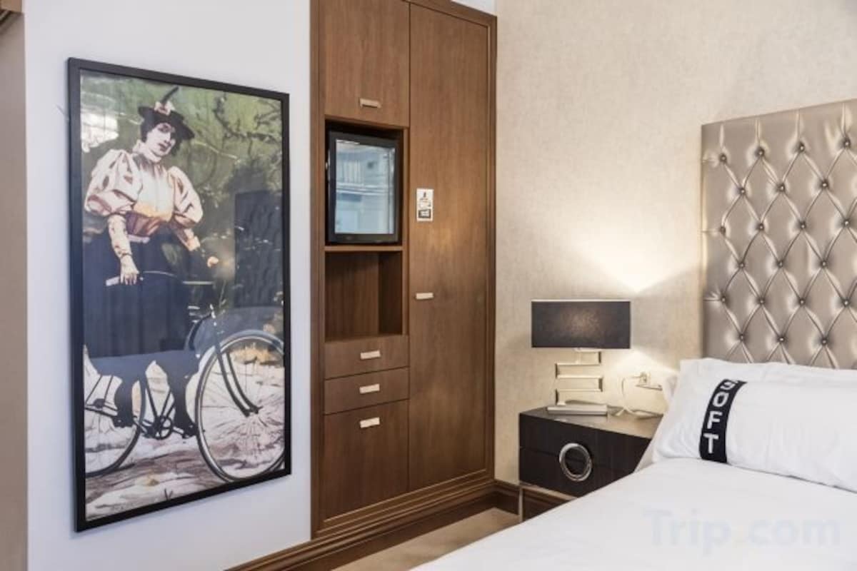 Minibar, in-room safe, desk, blackout curtains