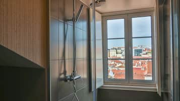 Suite | Bathroom | Free toiletries, hair dryer, towels