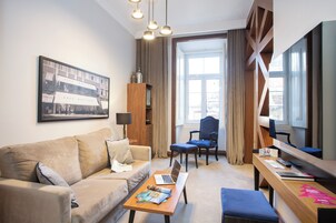 Suite | Minibar, caja fuerte, decoración individual y mobiliario individual