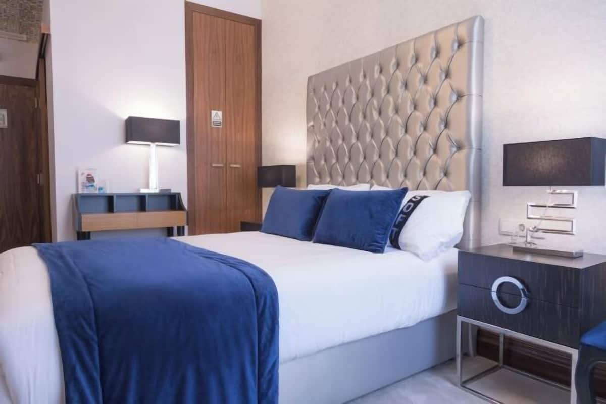 Minibar, in-room safe, desk, blackout curtains