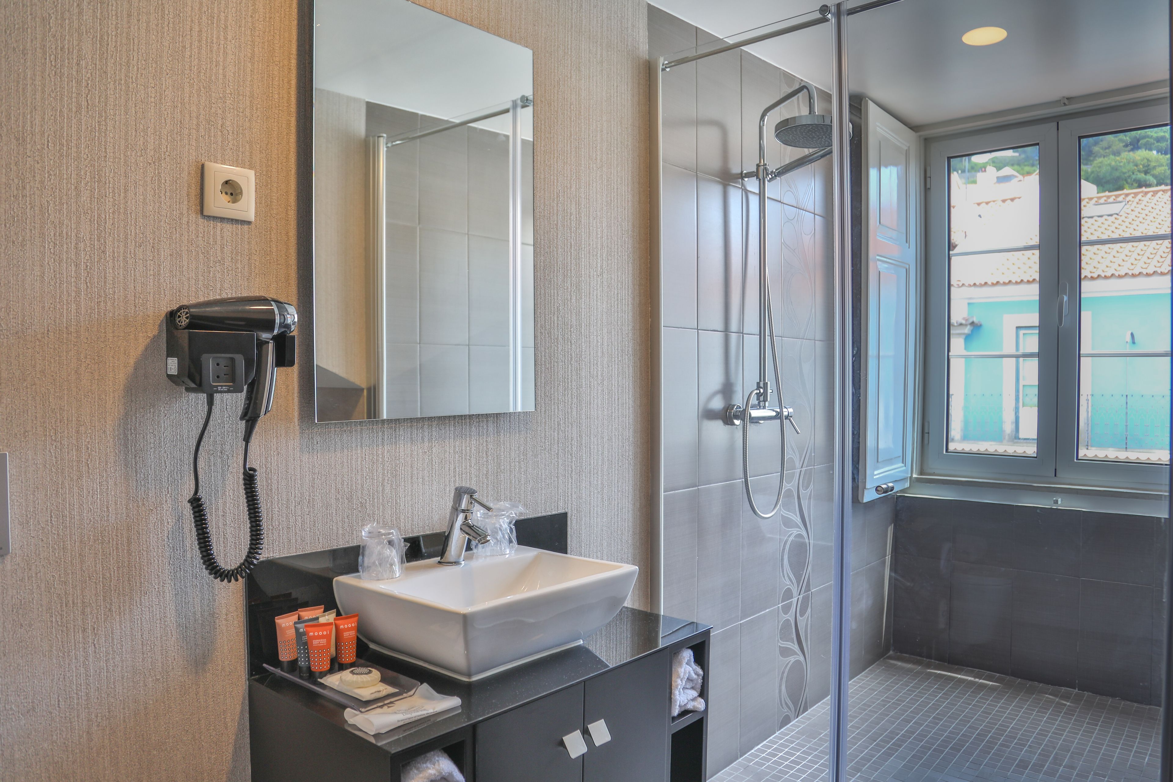 suite | bathroom | free toiletries, hair dryer, towels