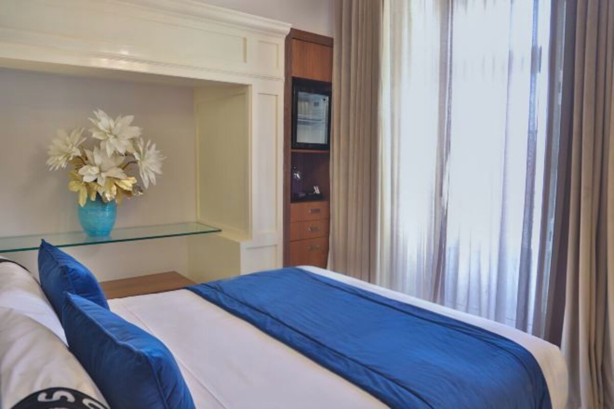 Minibar, in-room safe, desk, blackout curtains