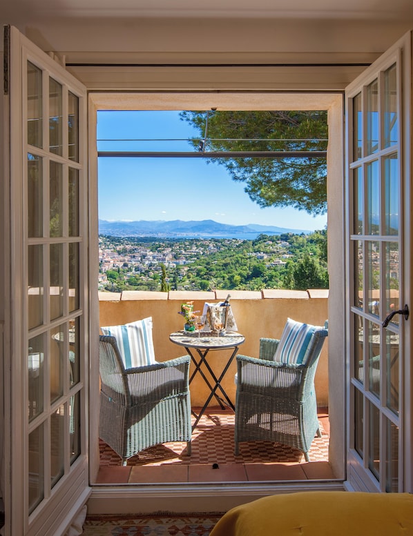 ميني بار وبديكورات فريدة لكل غرفة وطراز فريد لكل وحدة وستائر تعتيم