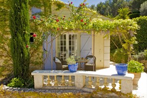 ميني بار وبديكورات فريدة لكل غرفة وطراز فريد لكل وحدة وستائر تعتيم