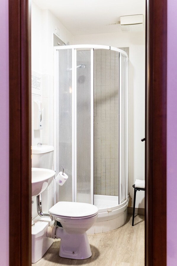 A bathroom with a toilet, sink, and shower enclosure. - Hotel Youri Il Magnifico (Genoa)