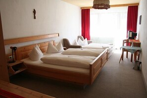 Double Room | In-room safe, free cots/infant beds, free WiFi, bed sheets