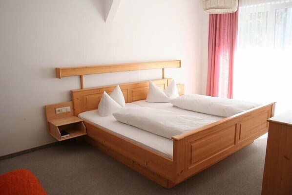 ห้องดับเบิล | ตู้นิรภัยในห้องพัก, เปล/เตียงเด็กอ่อน (ฟรี), Wi-Fi ฟรี, ผ้าปูที่นอน