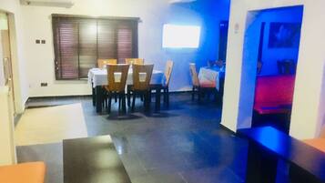 Breakfast, lunch, dinner served; local and international cuisine