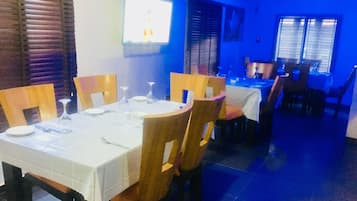 Breakfast, lunch, dinner served; local and international cuisine