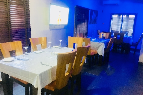 Breakfast, lunch, dinner served; local and international cuisine