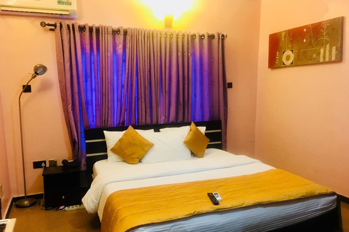 Laptop workspace, free WiFi, bed sheets