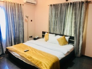 Laptop workspace, free WiFi, bed sheets - Esporta Suites Lekki (Lekki)