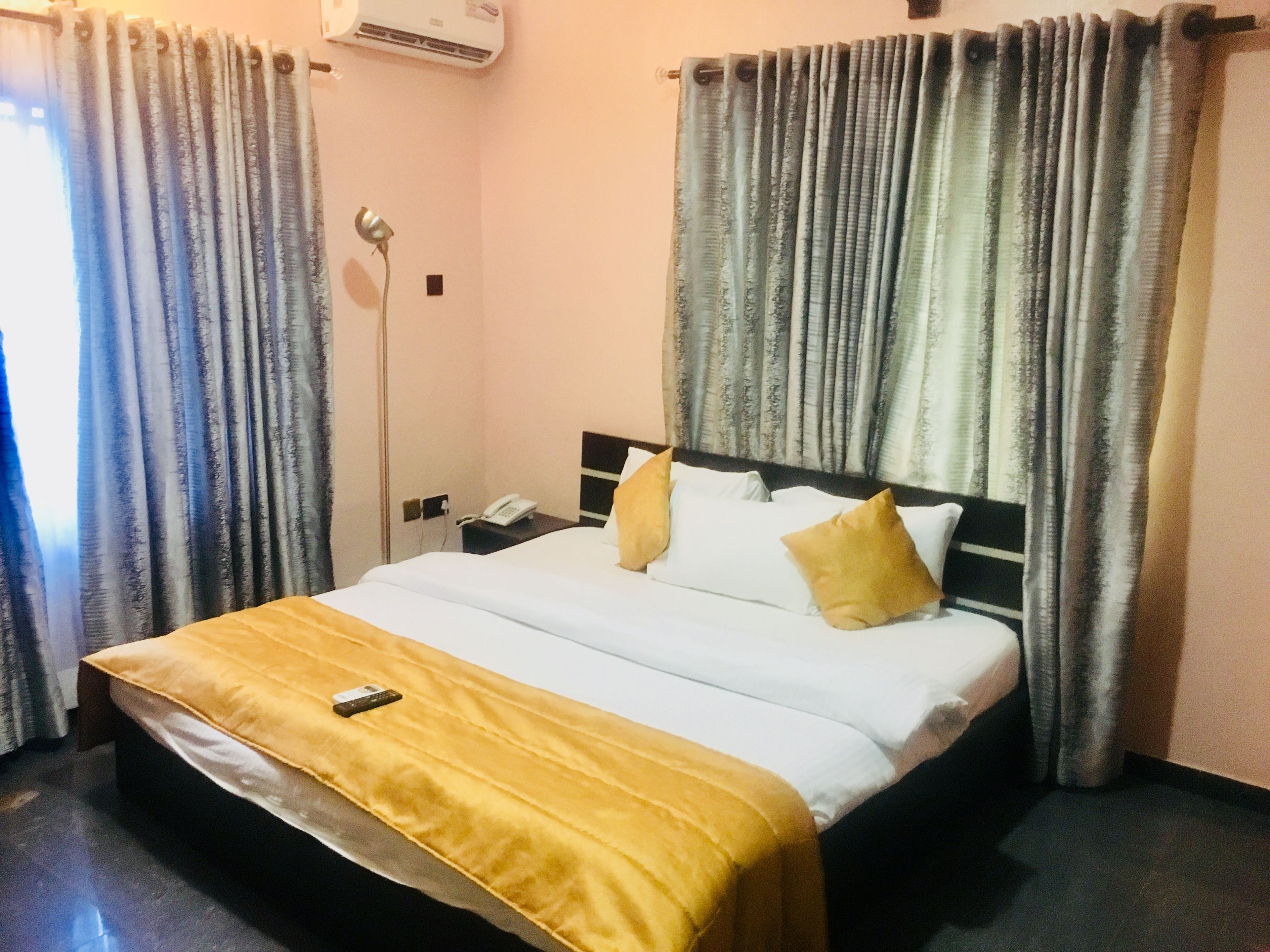 Espacio para trabajar con laptop, wifi gratis y ropa de cama 