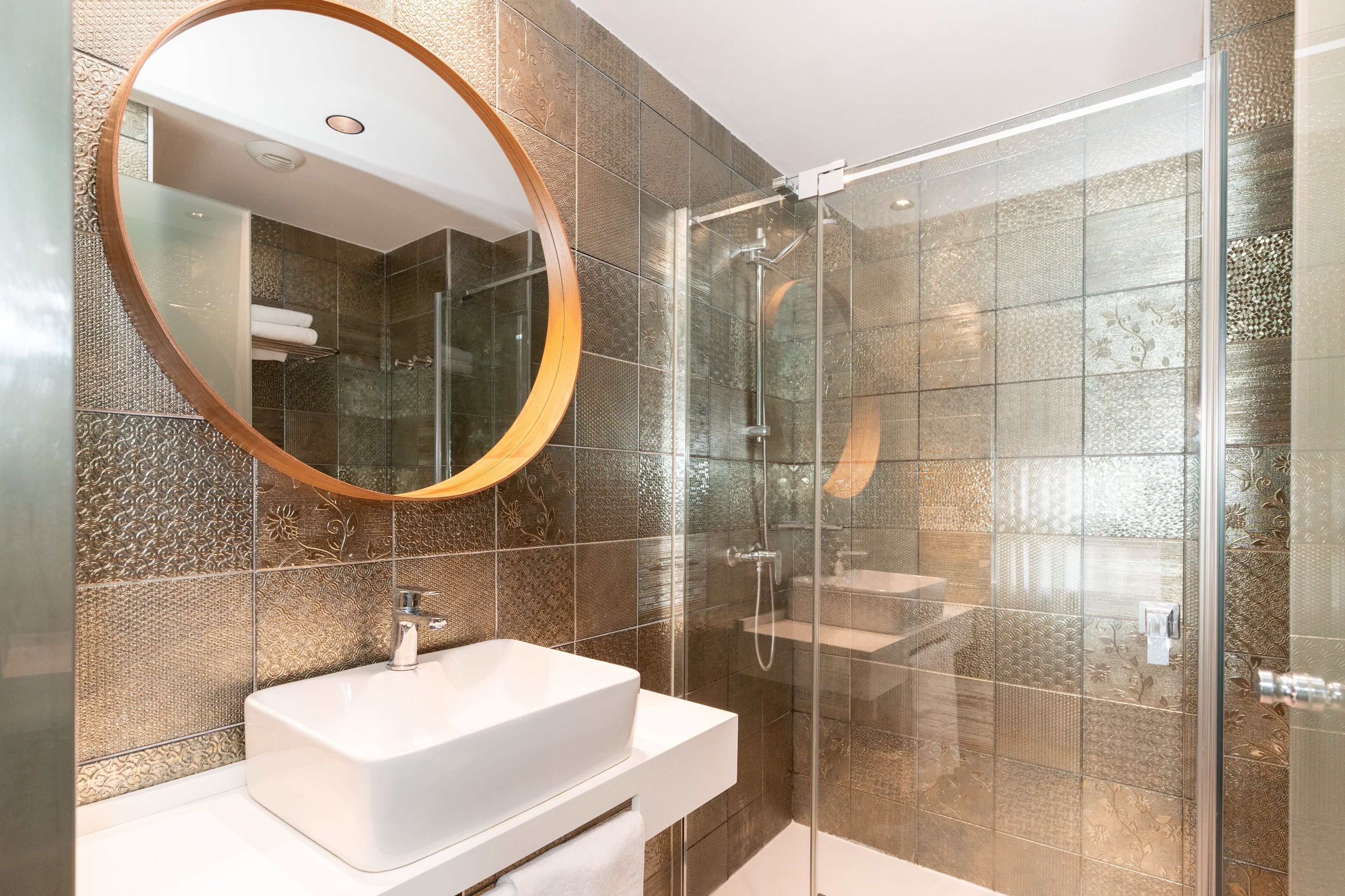 Economy Apartment | Bathroom | Shower, free toiletries, towels, shampoo