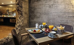 Sarapan bufet setiap hari (EUR 15 seorang)