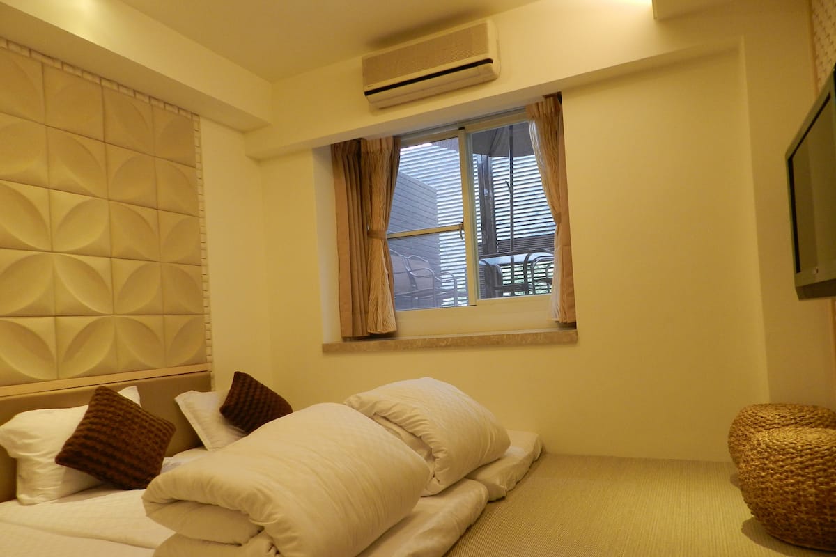 Habitación triple Deluxe, varias camas, para no fumadores | Escritorio, cortinas blackout, wifi gratis y ropa de cama