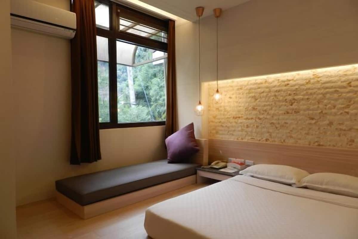 Escritorio, cortinas blackout, wifi gratis y ropa de cama